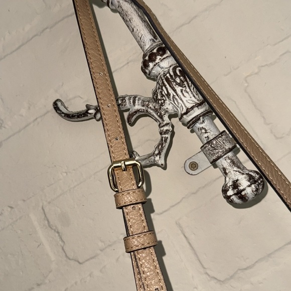 INC Elegant crossbody Tan faux Leather Bag
Fold over adjustable straps - Picture 6 of 8